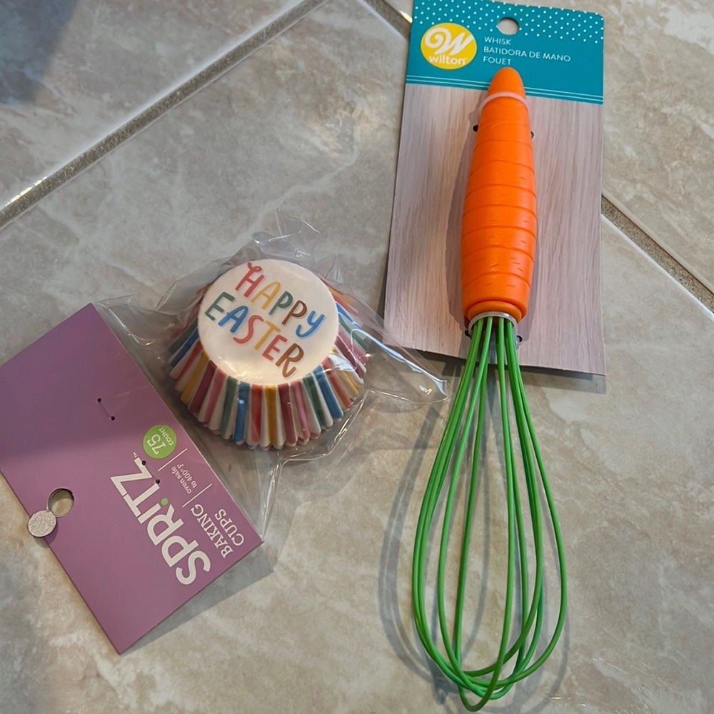 NWT Carrot Whisk & Baking Cups